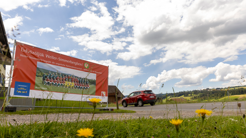 A magyar labdarúgó-válogatott miatt Weiler-Simmerberg városrészében, Weiler im Allgäuban napok óta a piros-fehér-zöld színek dominálnak.