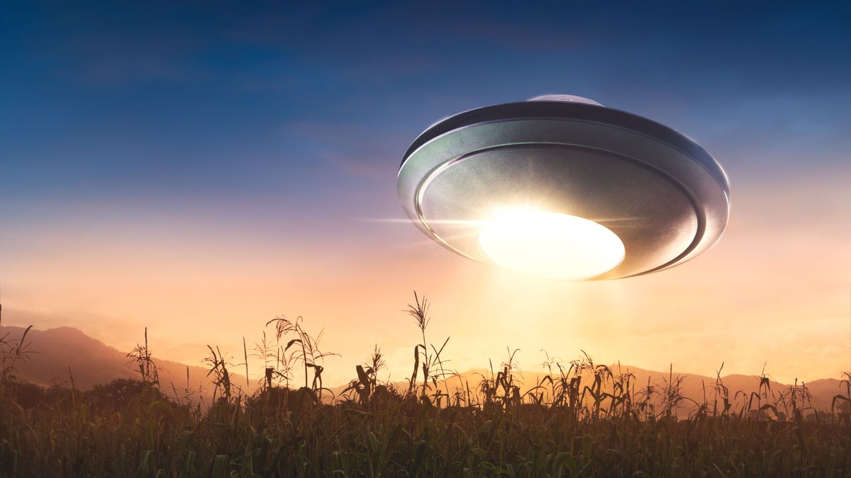 Ufo,Flying,Over,A,Corn,Field,At,Sunset