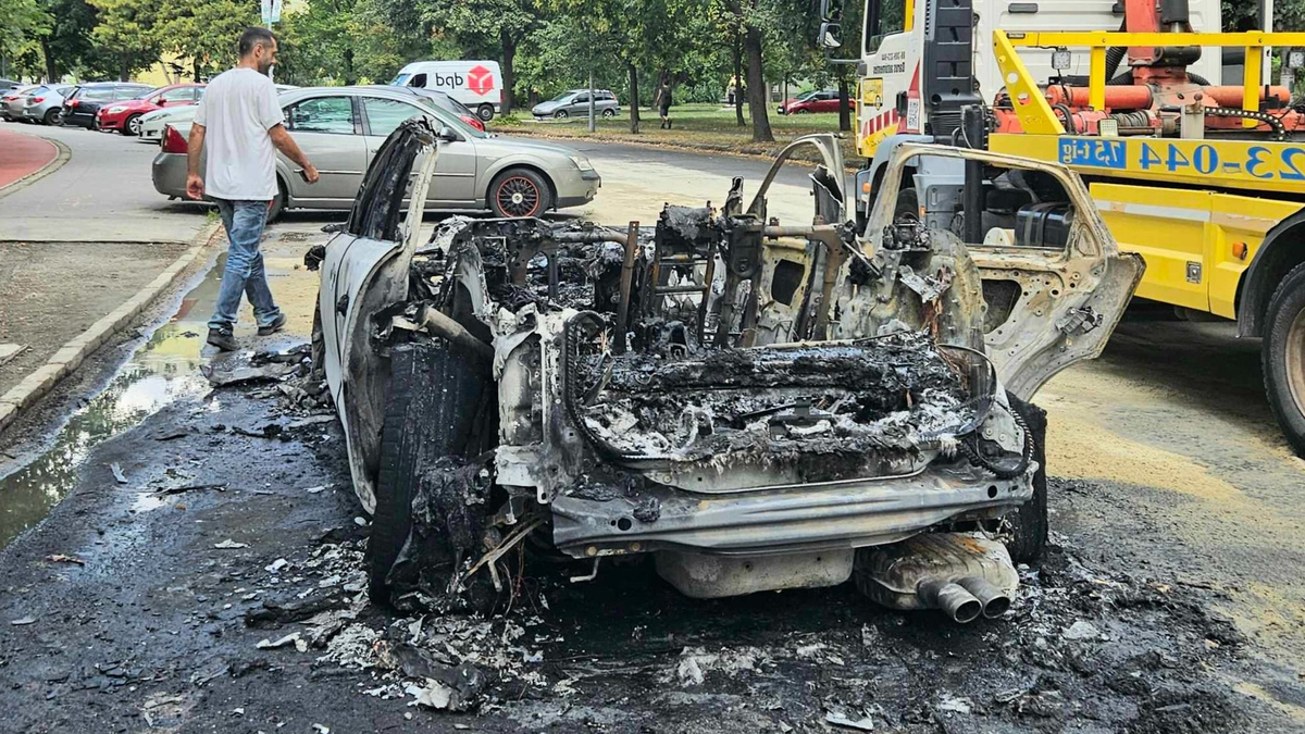 „Végignézték, ahogy a Jaguár porig ég!” – gyerekekkel teli játszótér mellett lángolt egy autó a Bikás parknál – fotók