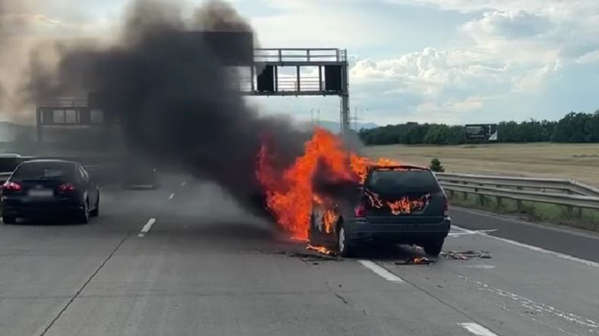 Horror az M0-on: sofőr nélküli, lángoló kocsi gurult az autók közé – Videóval