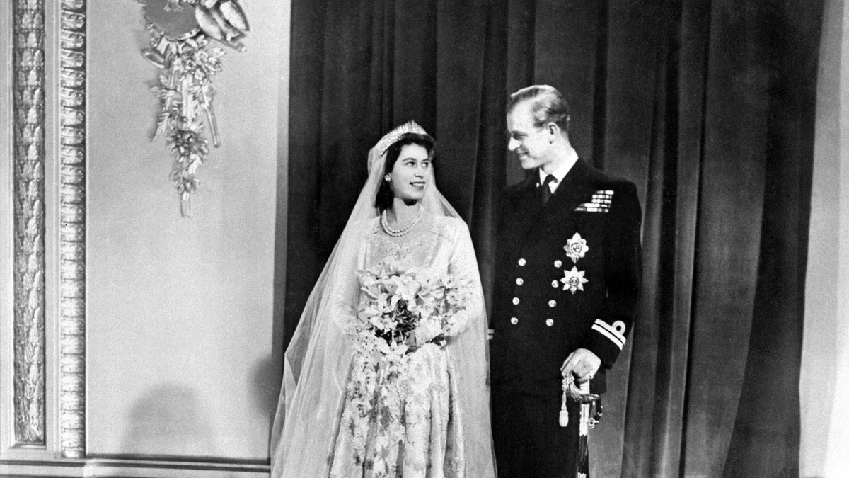 Megvették II. Erzsébet királynő esküvői kellékét