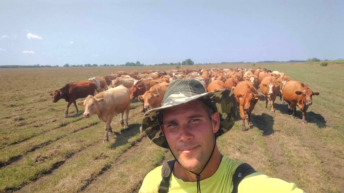 Kálmán András, a kunmadarasi csordás testközelből fényképezi az időjárás jelenségeit. Ezen kívül hobbija, hogy előre jelzi, milyen idő lesz.