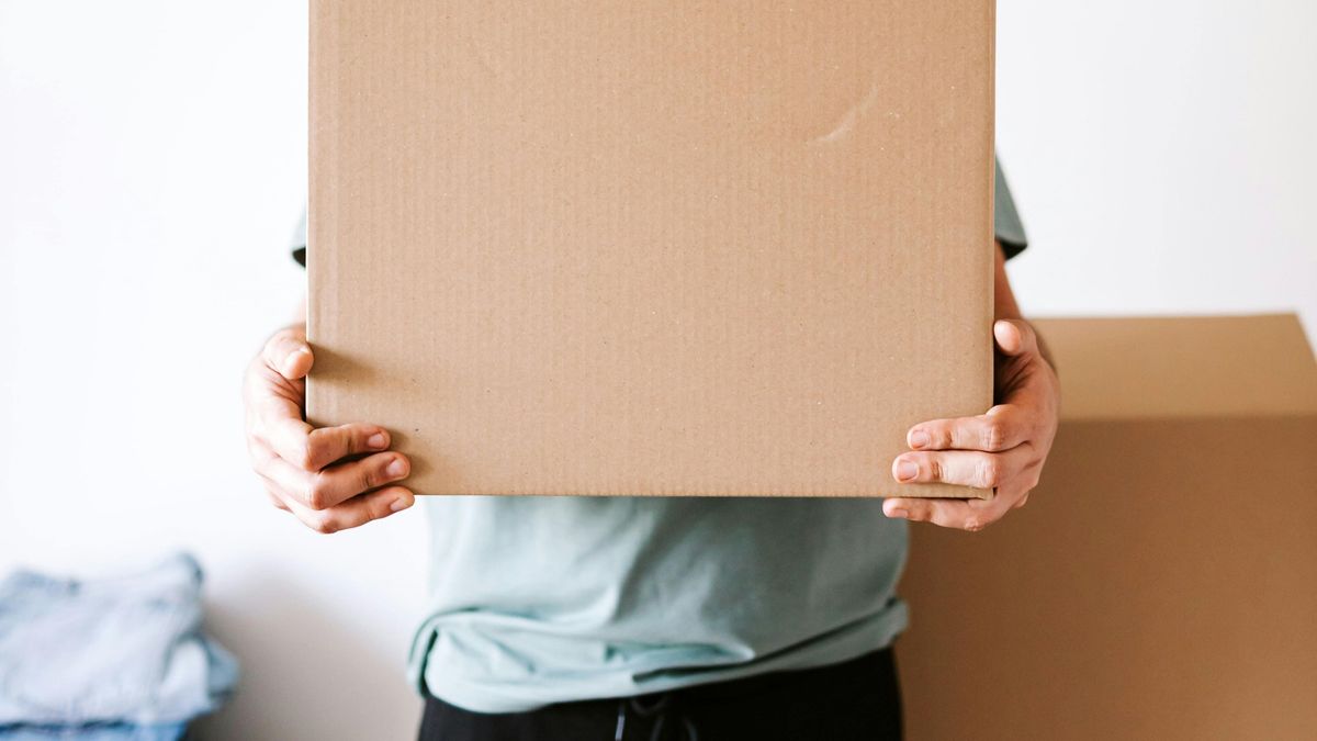 Az online webáruházi csalók mást küldenek a megrendelt csomag helyett. Az is gyakori, hogy csak a kifizetett pénzt nyerik el, a terméket nem szállítják ki /