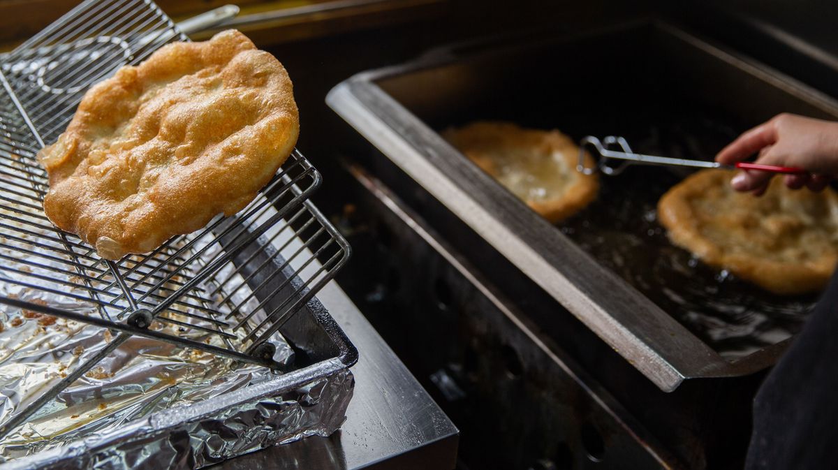 Készül a lángos az egyik hazai strandon / 