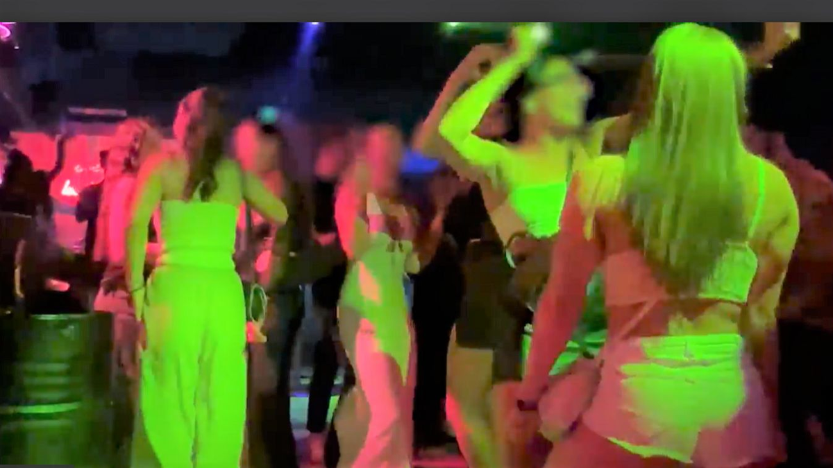 Főleg tizenéves lányok látogatják a szórakozóhelyet, ahol Magyar Péter botrányt okozott - VIDEÓ