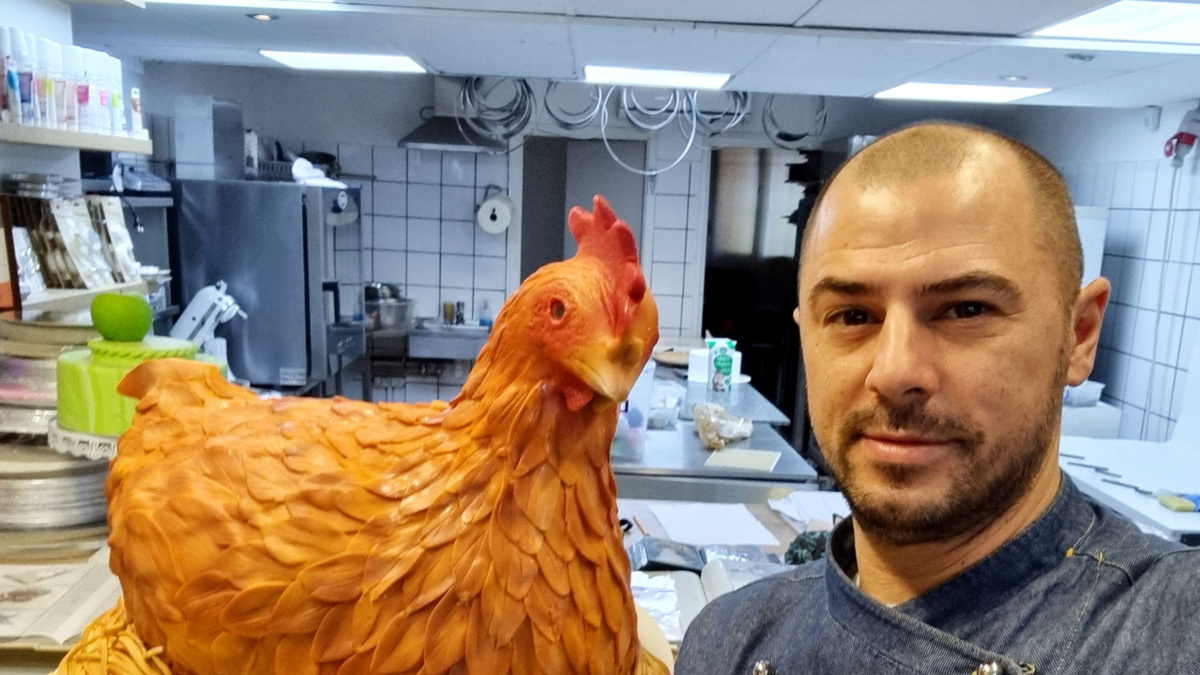 Megőrülnek az emberek a szexi tortaszobrászért. Még lángos alakút is készít