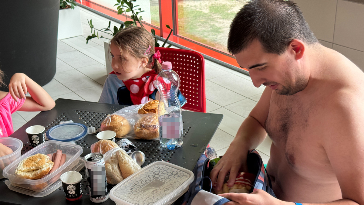 Hazaiból falatozott a család a strandon a büfé helyett, ennyit spórolt