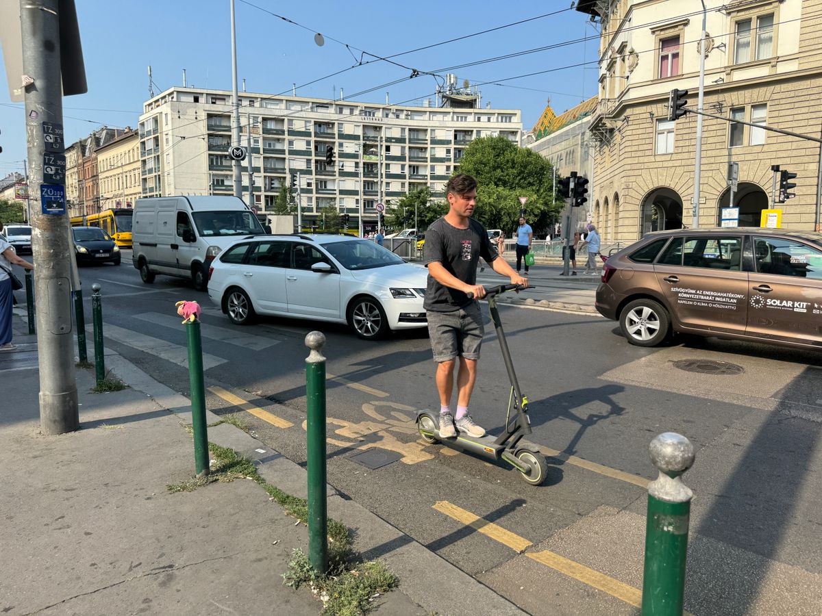 Ákos a szerencsések közé tartozik, neki nem kell biztosítást fizetnie /