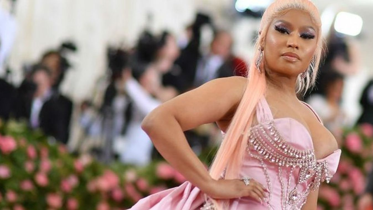 Úgy rázza bele a popsiját a kamerába Nicki Minaj, hogy a koncertre senki nem tud figyelni