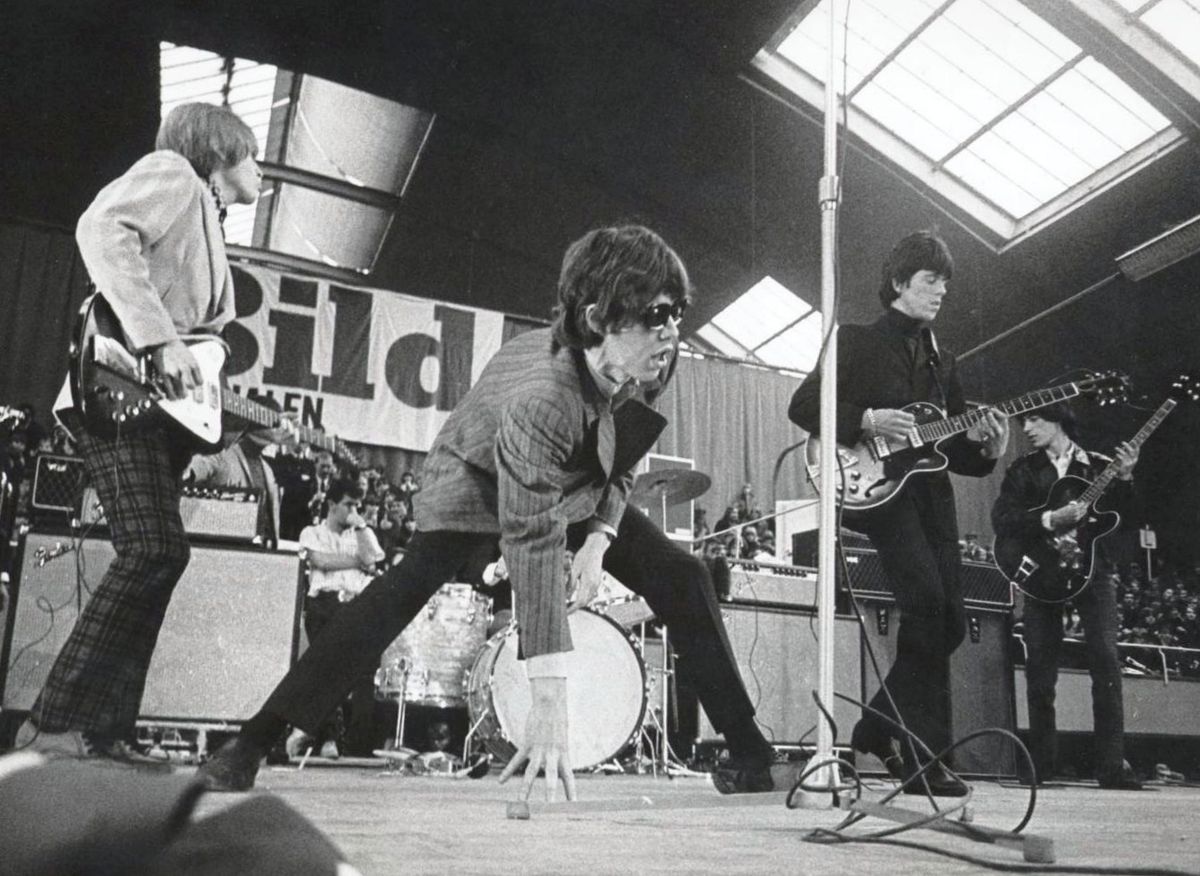 Brian Jones (balra) a Rolling Stones-szal Stockholmban, 1966. áprilisában. Brian Jones, Mick Jagger , Keith Richards és Bill Wyman a Kungliga teniszcsarnokban.