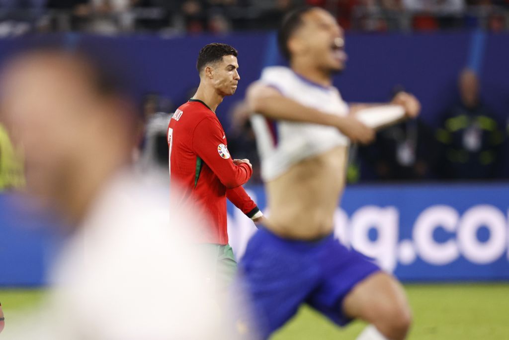 Cristiano Ronaldo (a háttérben) a franciák elleni vesztes tizenegyespárbajjal búcsúzott az Eb-ktől