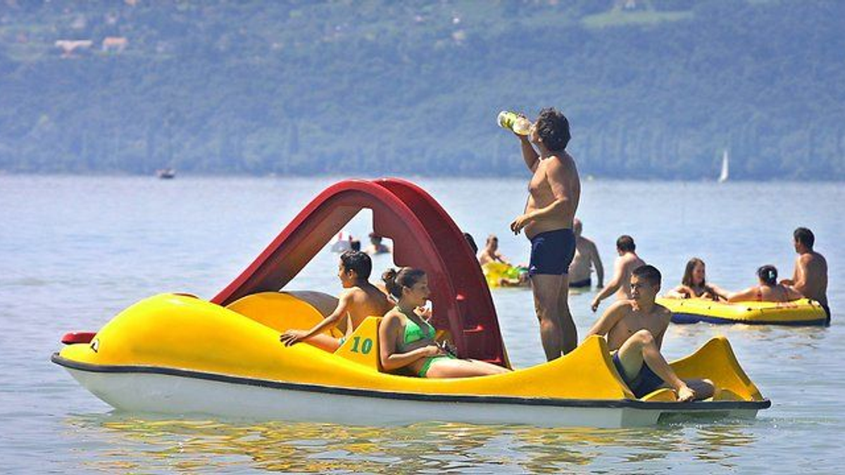 Felborult 4 fiatal vízibiciklije a Balatonon: egyikük meghalt