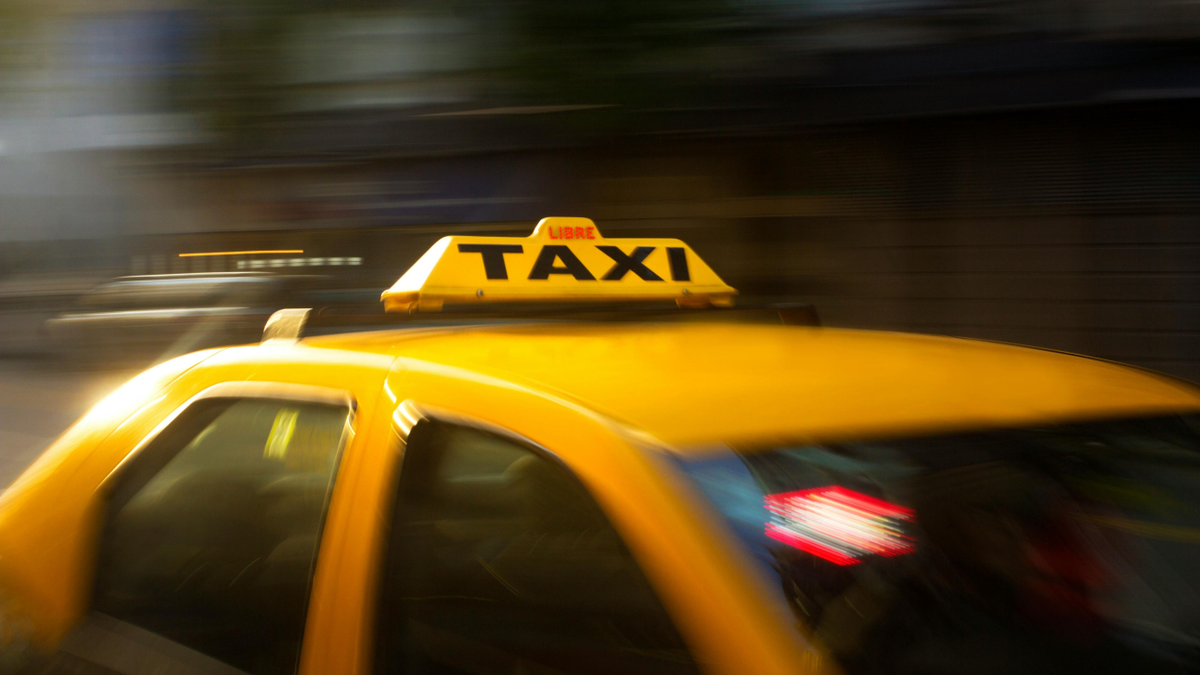 Részeg, alsó gatyás fiatalt gázolt el egy taxis az Andrássy úton