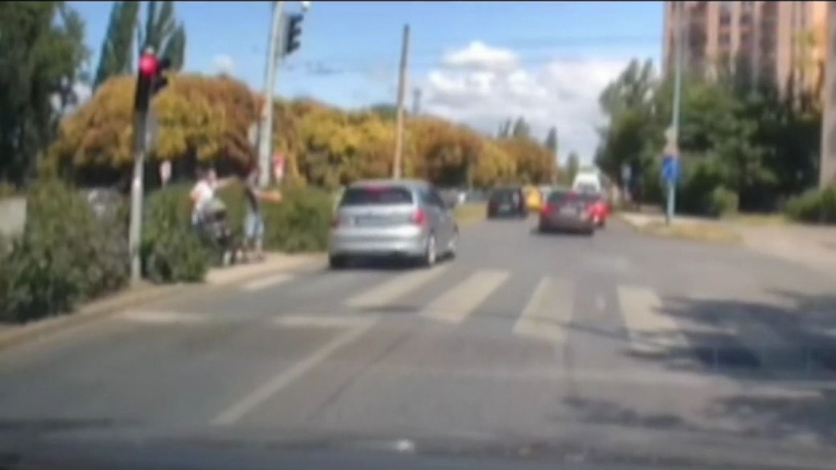 Ámokfutó Budapesten: áthajtott a piroson, majd kis híján elgázolt egy babakocsis családot – videó