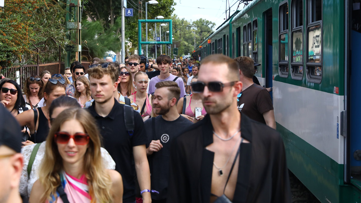 Megbénította a közlekedést a Sziget első napja, tömegek érkeztek HÉV-vel a fesztiválra