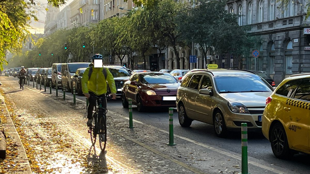 Szirénák sikolyától hangos Budapest: balesetező troli bénította le a forgalmat