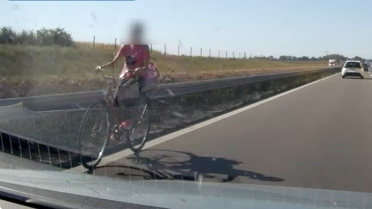 Kosárkás biciklivel tekert az M5-ön az asszony: kiderült, miért hajtott fel a pályára