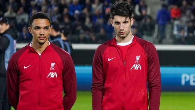 Trent Alexander-Arnold (balra) és Mohamed Szalah is könnyen mozdítható Szoboszlai Dominik mellől a Liverpoolból