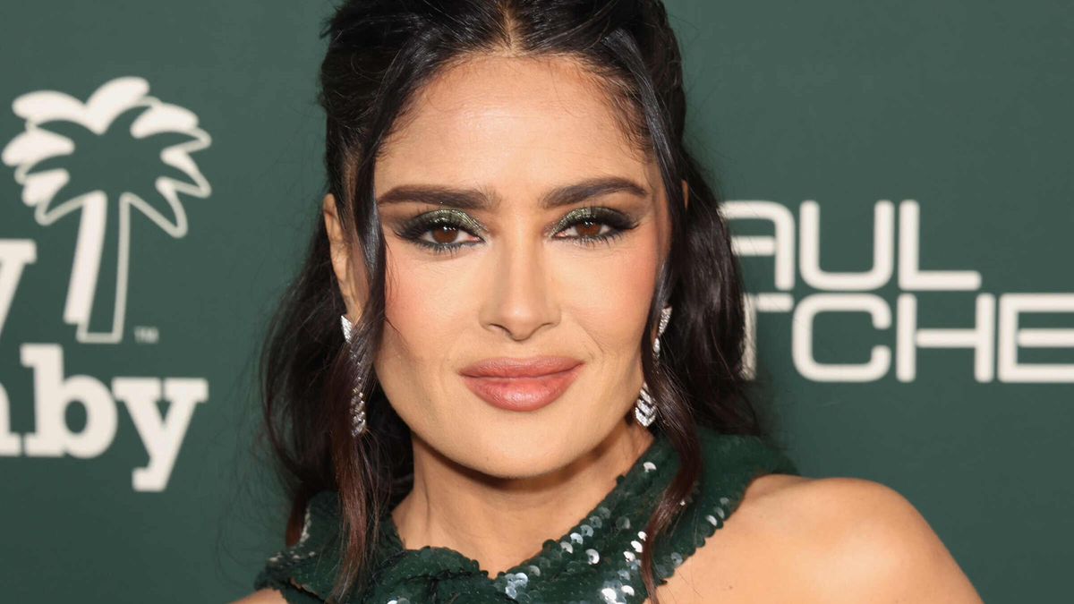 Salma Hayek bikinis testénél nem látsz ma forróbbat – Videó