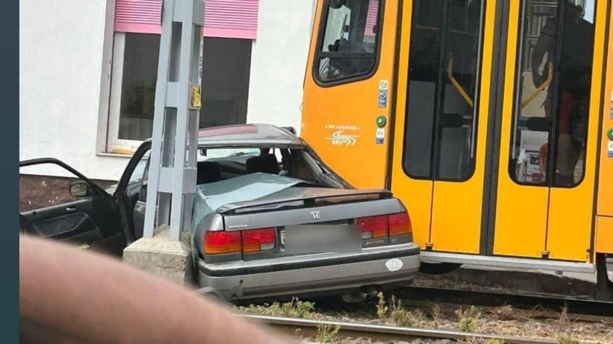 Oszlopnak préselt egy autót a villamos Budapesten