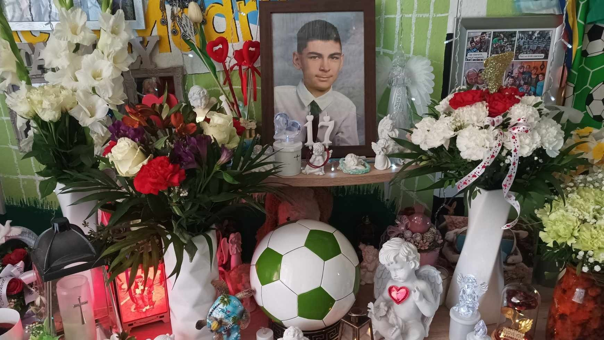 „Először sírunk, utána feljönnek a szép emlékek és nevetünk” – 17 éves lenne a tragikus sorsú futballrajongó fiú