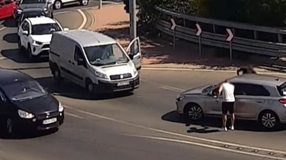 Ilyet még a közutasok se láttak: ezen az autóson nevet most a fél internet – videó