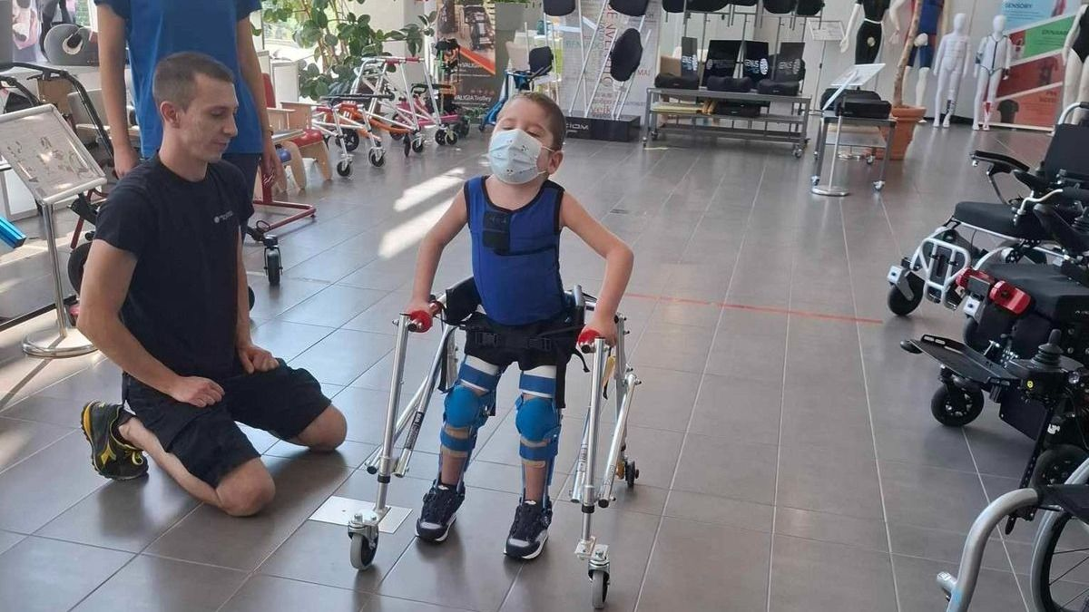 „Akkor induljon a séta!” – Végre járni tanulhat SMA Tomika