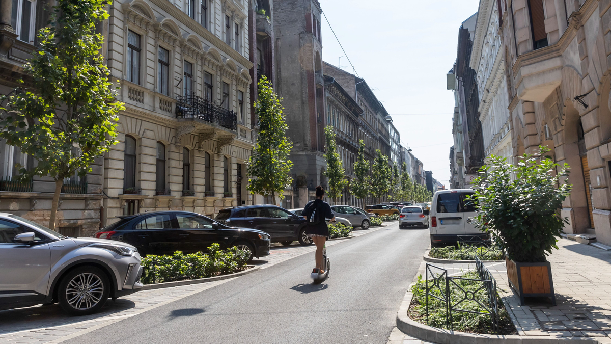 50 fokos hősziget, napfényt visszasugárzó fekete aszfalt: újabb baloldali kamuzöldítés a Csengery utcában