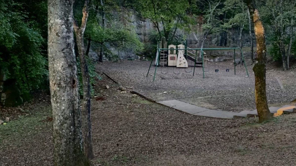 Rettegnek a helyiek: gyermekek szellemei kísértenek éjszaka a játszótéren