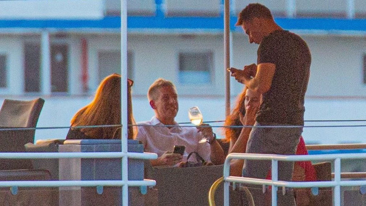 Magyar Péter, a bulibáró most kórházi haknikörúttal próbálja feledtetni a végigbulizott nyarat