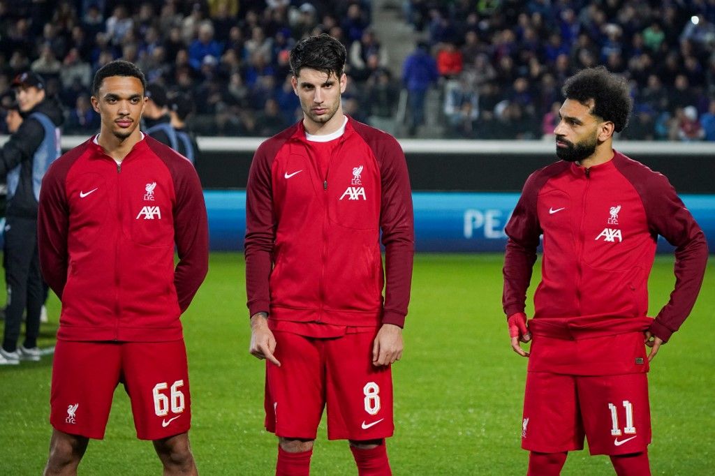 Trent Alexander-Arnold (balra) és Mohamed Szalah is könnyen mozdítható Szoboszlai Dominik mellől a Liverpoolból