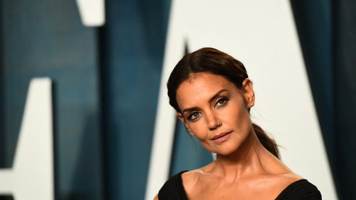 Katie Holmes Nanushka leopárdmintás ingjével diktálja a divatot!