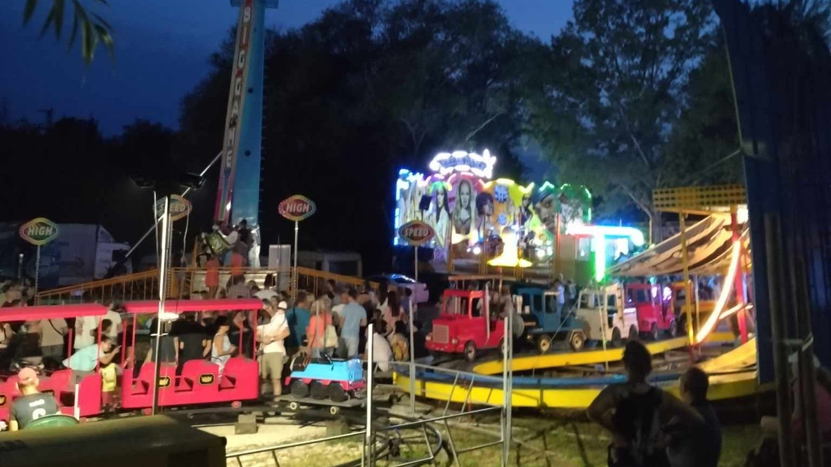 „Megállt a szívem az ijedtségtől!” - több emeletnyi magasban, körhintán ragadtak fent a fiatalok Pilisvörösváron  - fotó