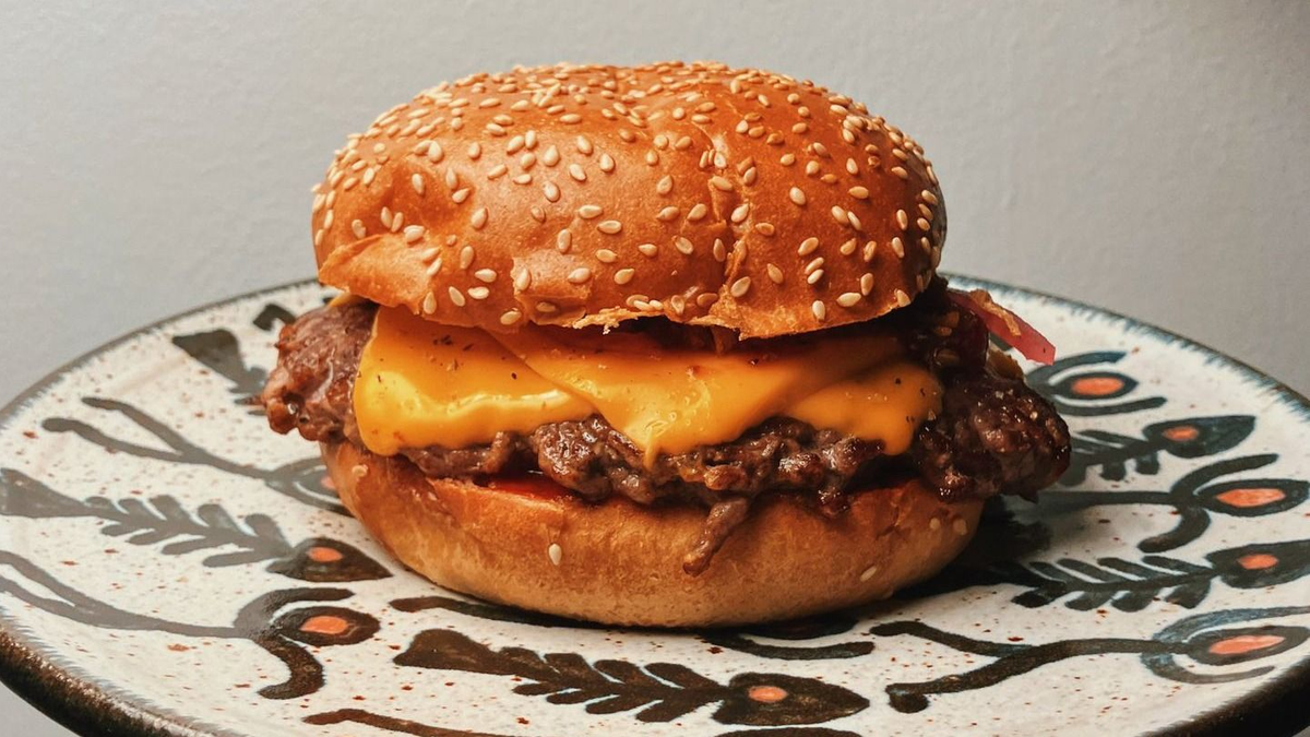 Otthon is tíz perc alatt elkészítheted „a világ legjobb hamburgerét”