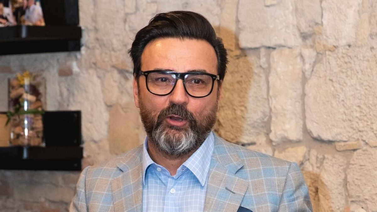 Gianni kiborult a délutáni tejeskávézásra
