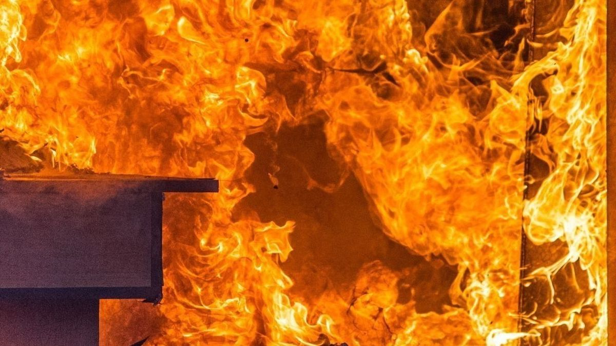 Pokol: rohantak a tűzoltók Győrből, lángol egy kamion az M1-esen