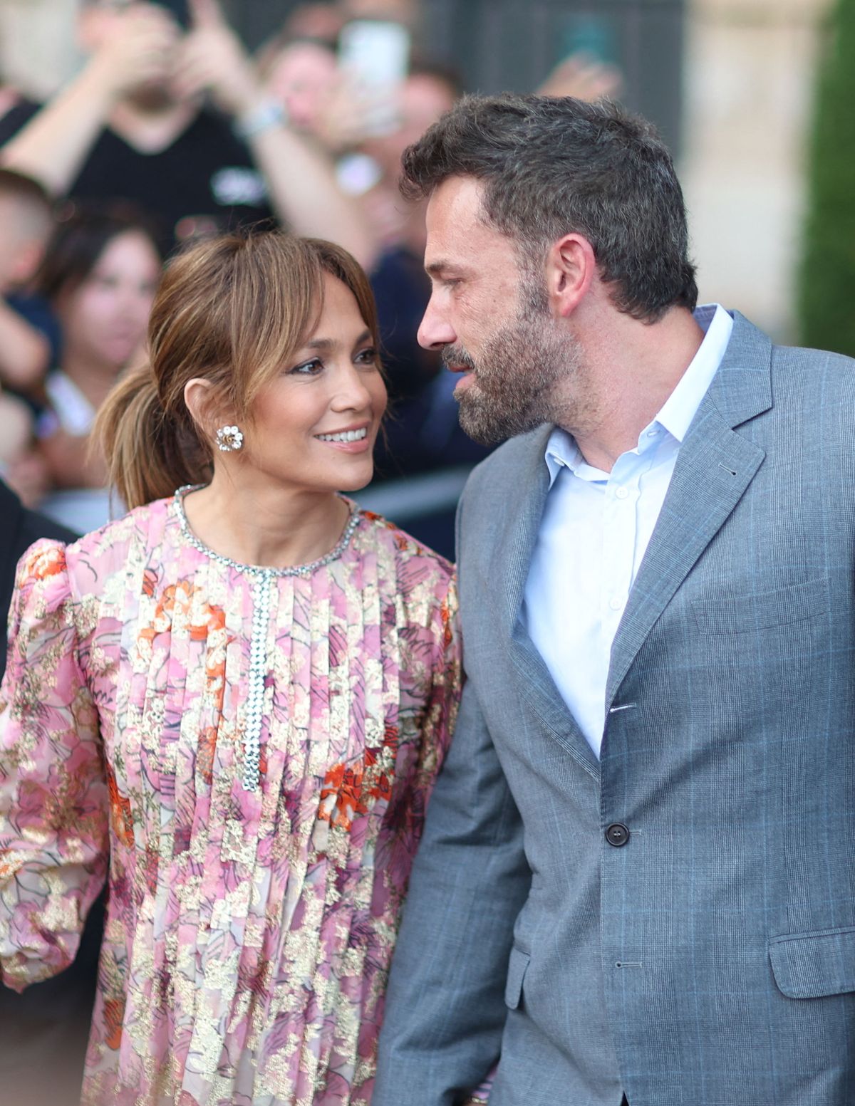 Ben Affleck et sa femme Jennifer Affleck (Lopez) quittent l'hôtel Crillon pour aller dîner avec leurs enfants respectifs Seraphina, Violet, Maximilian et Emme au restaurant "Cheval Blanc" lors de leur lune de miel à Paris