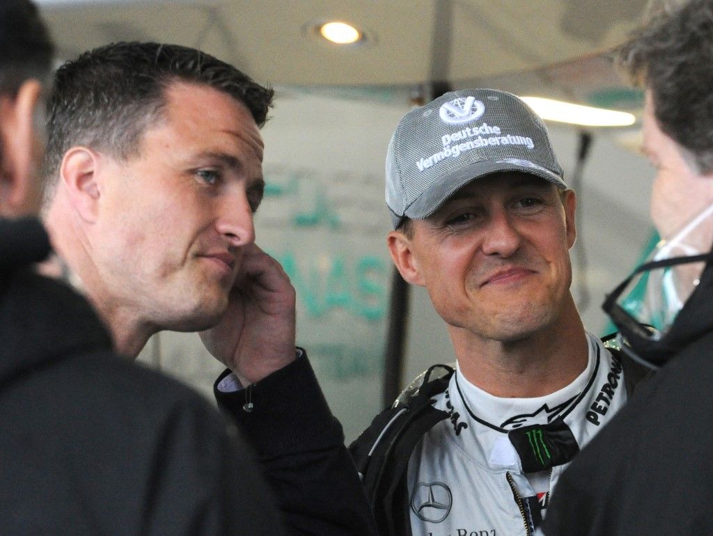 Ralf Schumacher (balra, bátyja, Michael Schumacher mellett) sárdobálásba keveredett volt feleségével