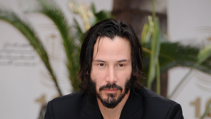 A John Wick filmek fenegyereke ma ünnepli a 60. születésnapját, amit mi magunk is nehezen hiszünk el, hiszen olyan mintha a színész évek óta egyáltalán nem öregedne. Keanu Reeves a Mátrix filmeknek köszönheti a világhírt, de számos filmben és stílusban láthattuk már nagyot alakítani. Születésnapja alkalmából megmutatjuk mennyit változott az évek alatt, de megsúgjuk, nem sokat.