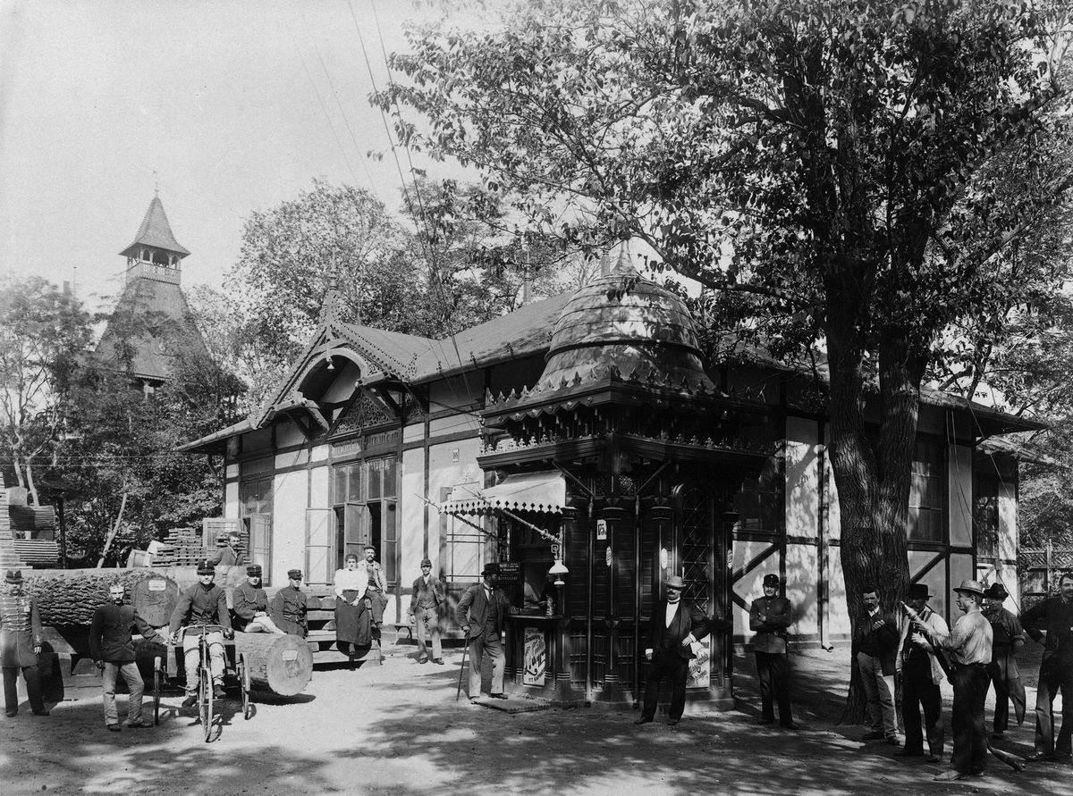 Triciklis postás a Millenniumi kiállítás szivattyútelepén a Városligetben 1896-ban_ Fotó: Fortepan / Budapest Főváros Levéltára / Klösz György