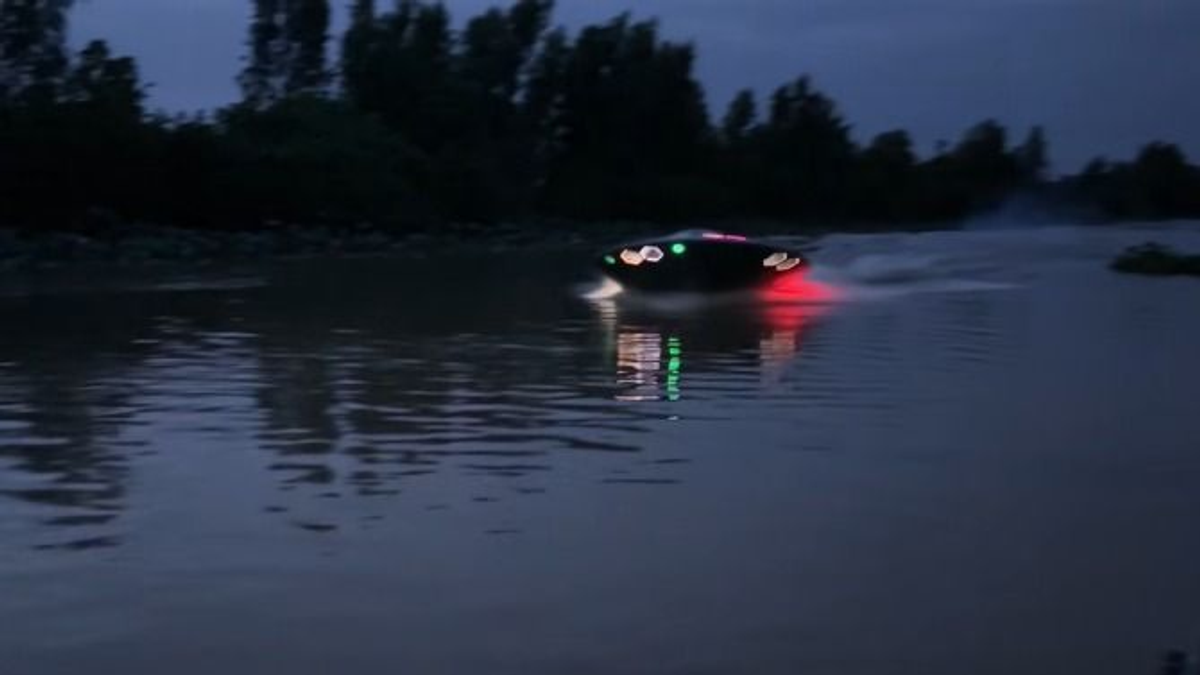 Brutális videó sokkolja a világot: így siklik az ufó a vízen