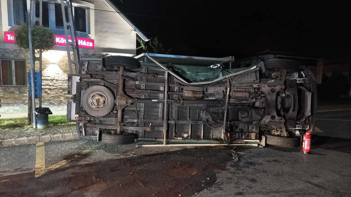 Megállóba csapódott egy Ford Budaörsön – döbbenetes, mi lett a sofőrrel