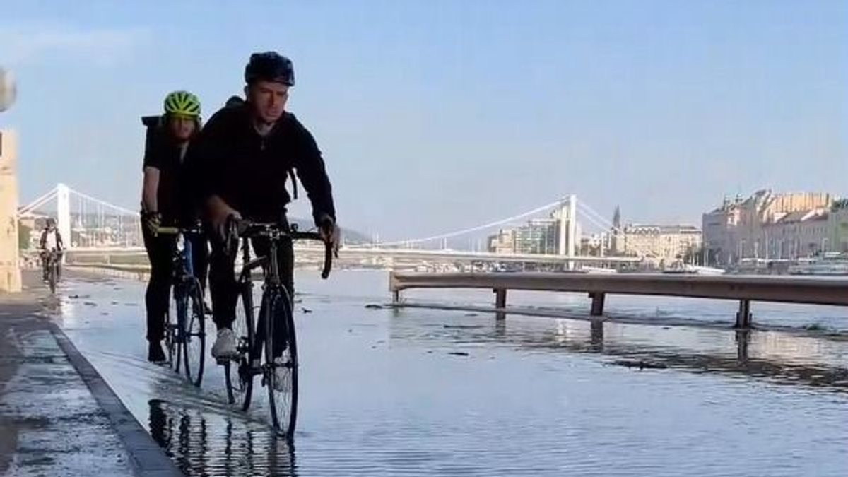 A kiöntött Dunában bicikliznek az emberek