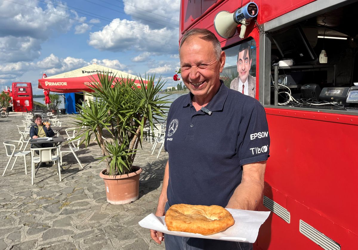 Elmosta az ár a Dunaparty Megállót. Munka nélkül maradt Pali bácsi az ország leghíresebb lángoskészítője.