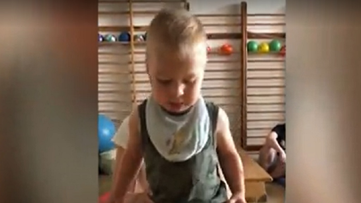 „Meghalna idő előtt” – A 4 éves Márkónak egyetlen esélye van a túlélésre - Videó