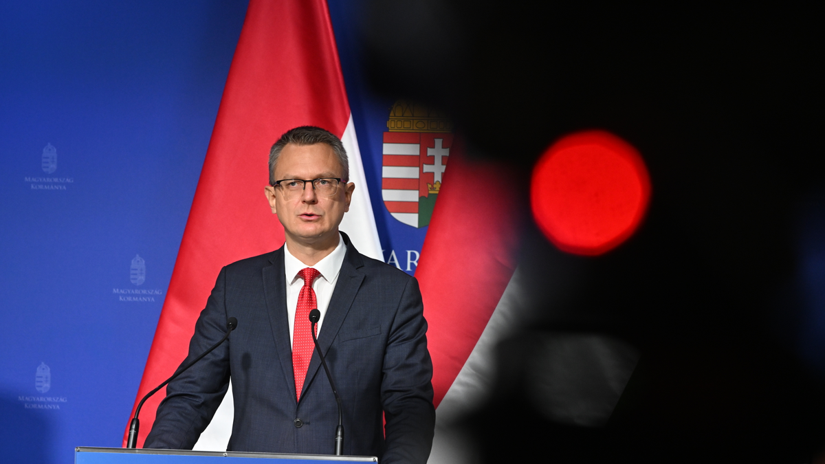 Rétvári Bence: rendőrségi drónok és lovasrendőrök is segítik a védekezést