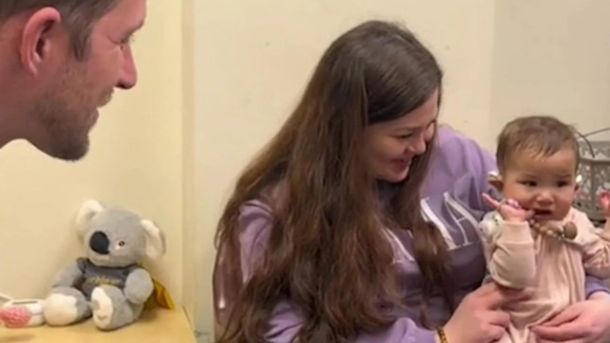 Édes videó: süketen született a kislány, így reagált, amikor először hallotta meg apukája hangját