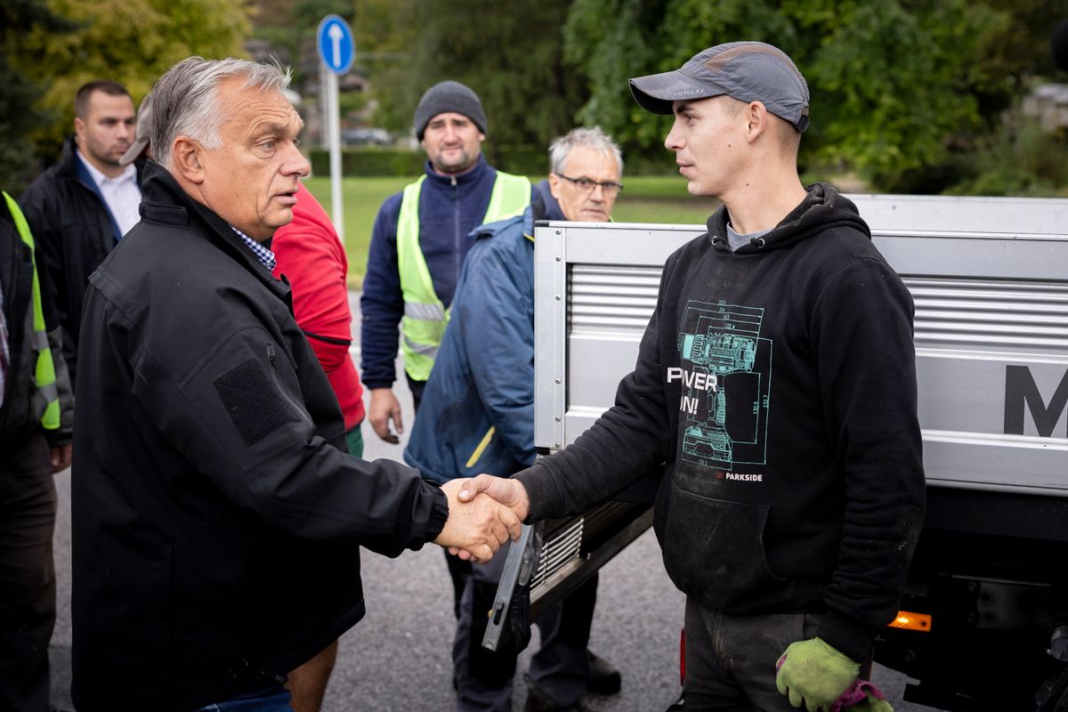 ORBÁN Viktor árvízvédelem katonák árvíz homokzsák töltés gát védekezés