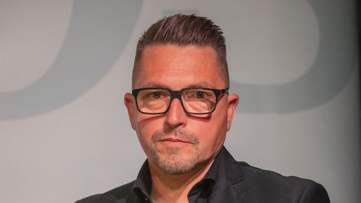 Ákos fia kiköpött apja