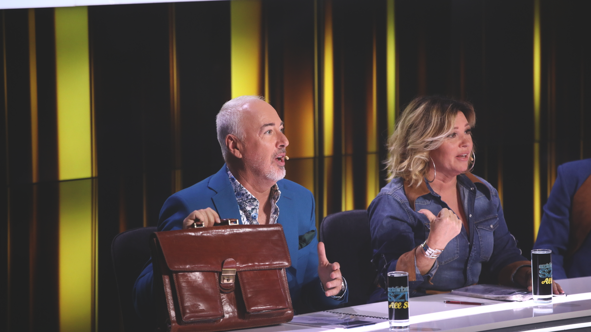Szürreális pillanatok a Sztárban sztár All Stars-ban: Hajós András megmutatta, mit rejt az aktatáskája